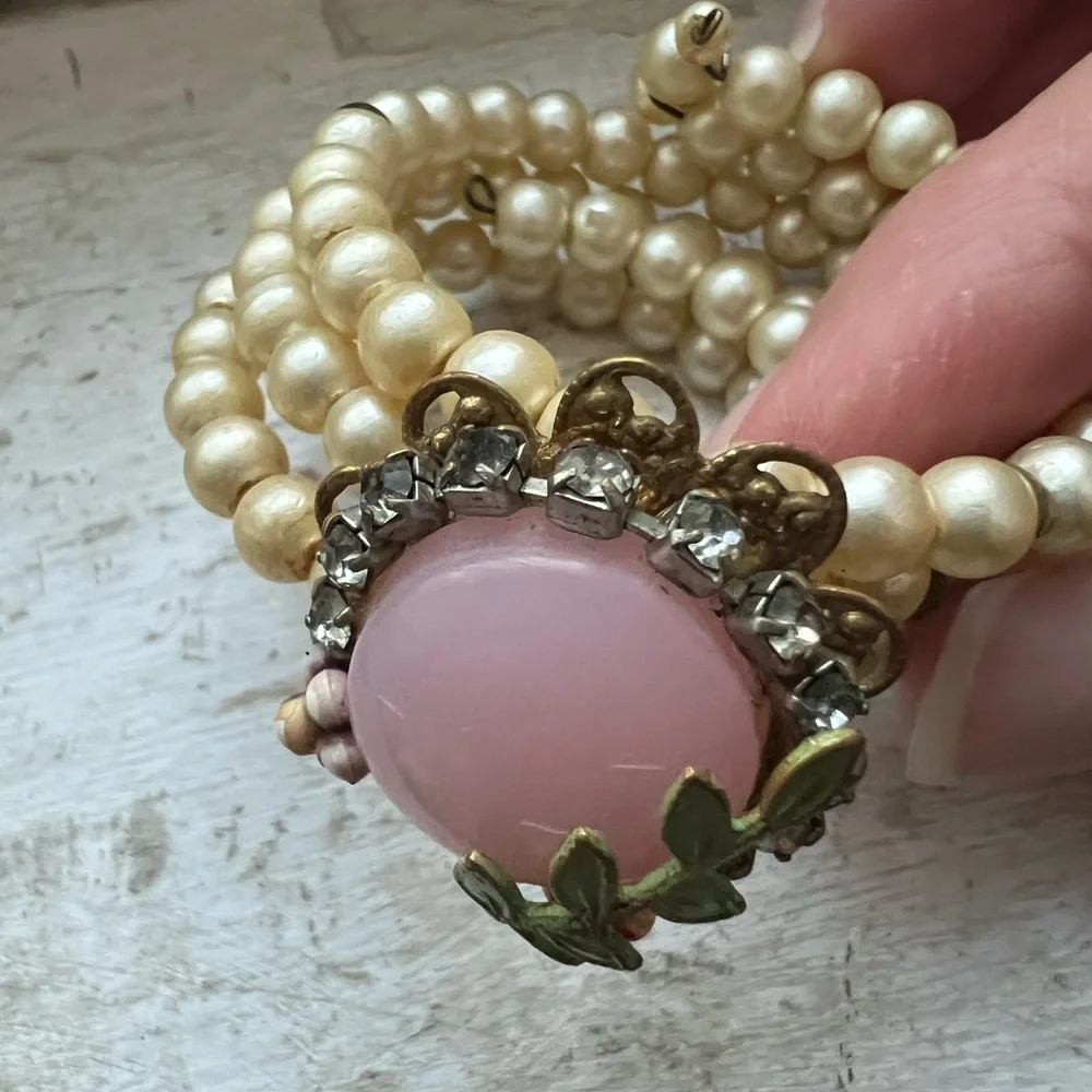 *Rare Find* 1940’s Vintage Flower clip-on earrings and matching cuff - Picture 11 of 13